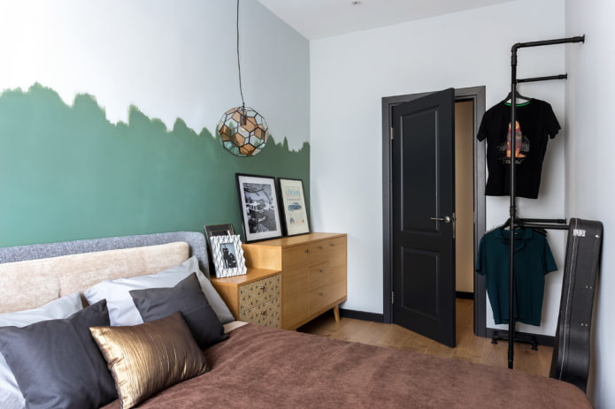 porte noire dans la chambre