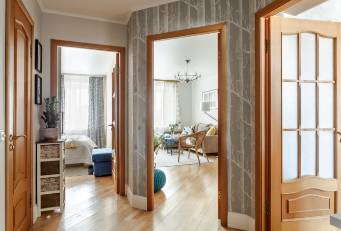 portes marron dans le couloir