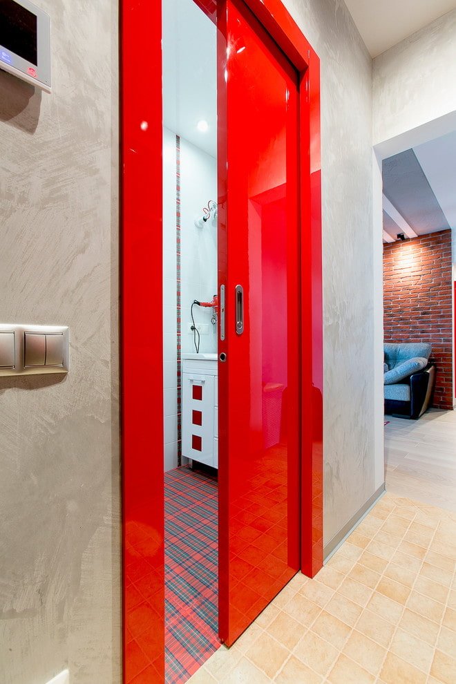Portes rouges dans un intérieur de style loft