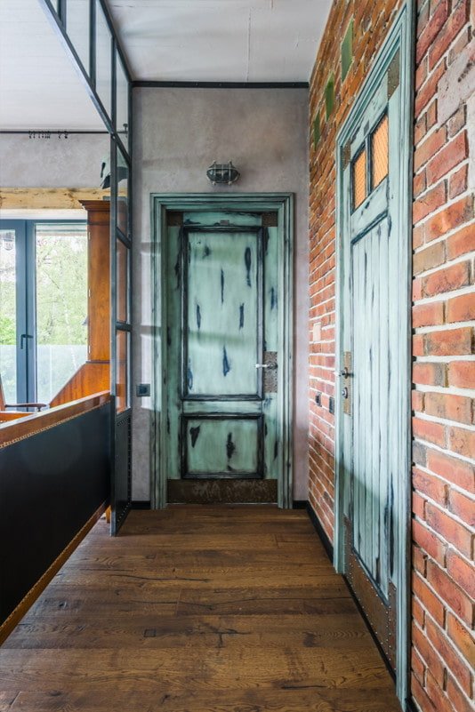 portes vieillies dans l'intérieur dans le style loft
