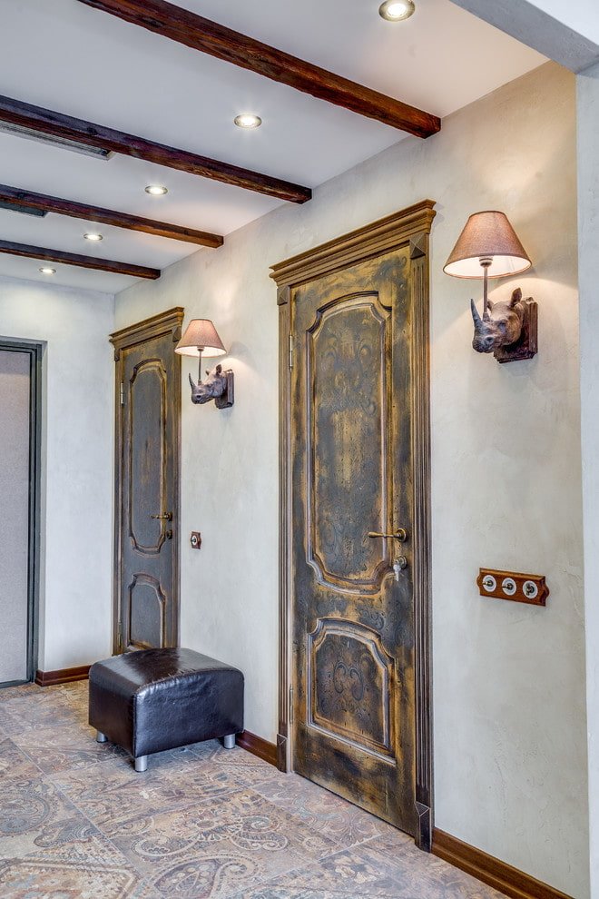 portes vieillies dans l'intérieur dans le style loft