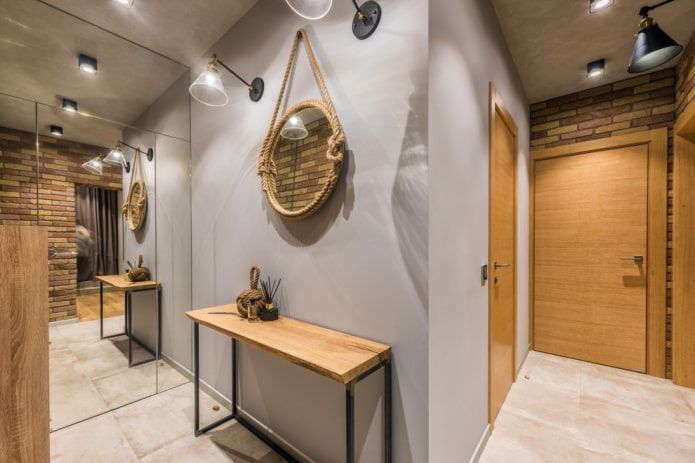 Portes en bois dans le couloir dans le style loft