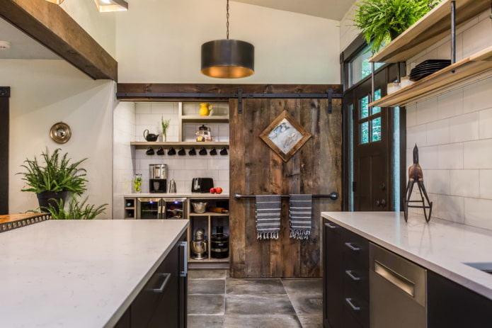 Porte en planches dans la cuisine de style loft