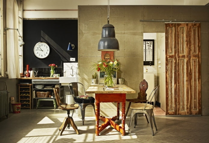 Portes dans l'intérieur de la cuisine de style loft