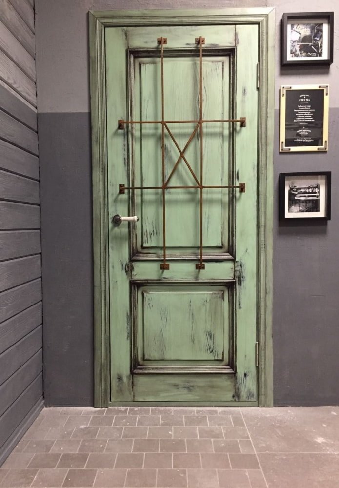 portes vertes dans un intérieur de style loft