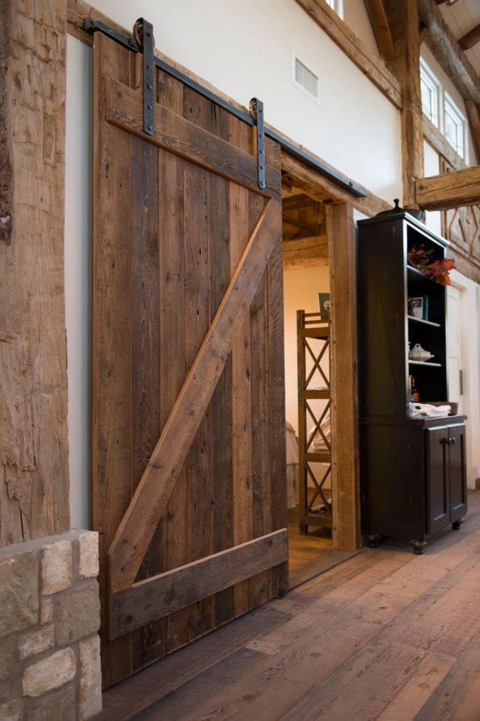 Portes marron dans un intérieur de style loft