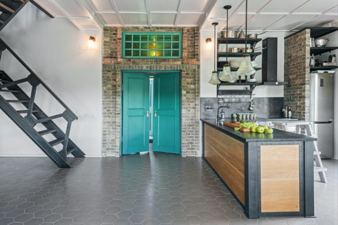 Portes dans l'intérieur de la cuisine de style loft