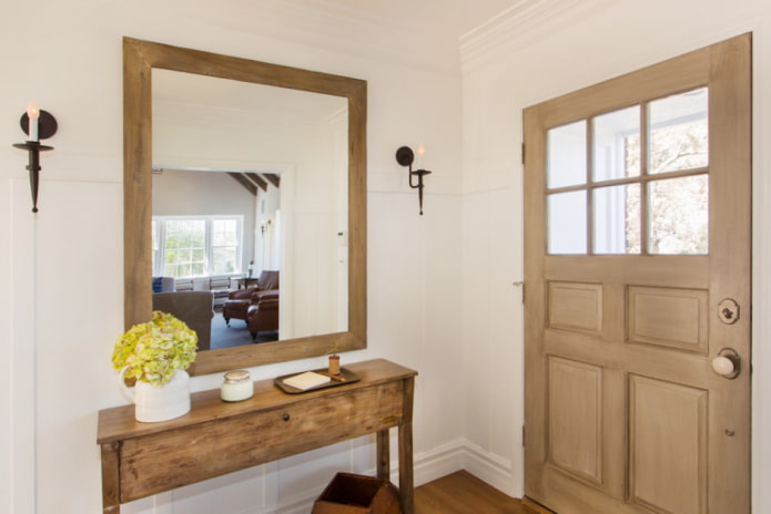 Portes en bois dans le couloir de style provençal