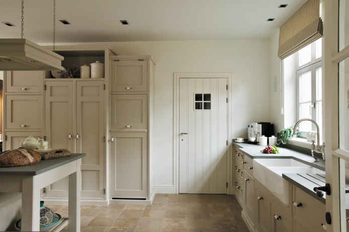 Portes blanches dans la cuisine de style provençal