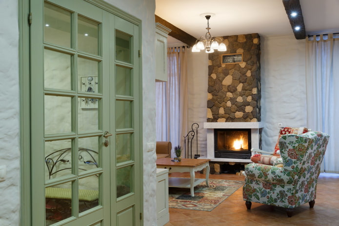 Portes vertes à l'intérieur de style provençal