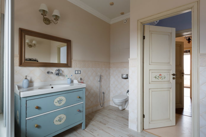 Portes peintes dans la salle de bain dans le style provençal