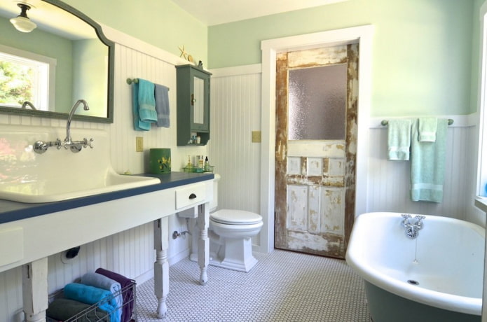 portes vieillies dans la salle de bain de style provençal