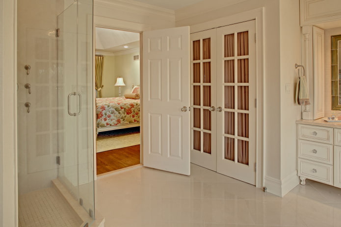 Portes en PVC dans la salle de bain de style provençal