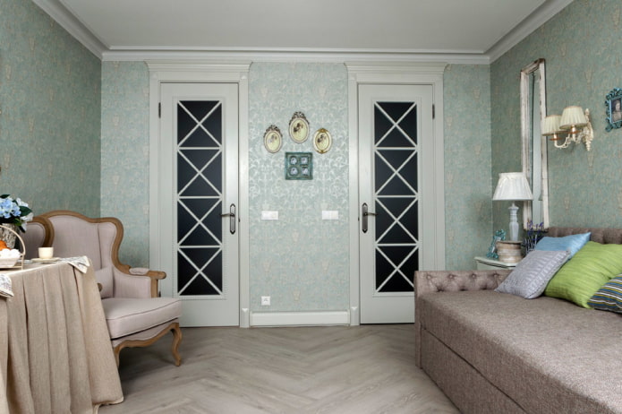 Portes blanches à l'intérieur de style provençal