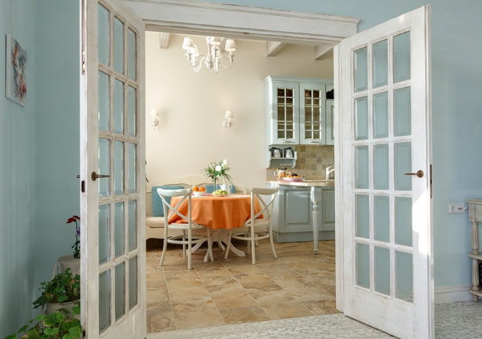 Portes intérieures de cuisine de style provençal