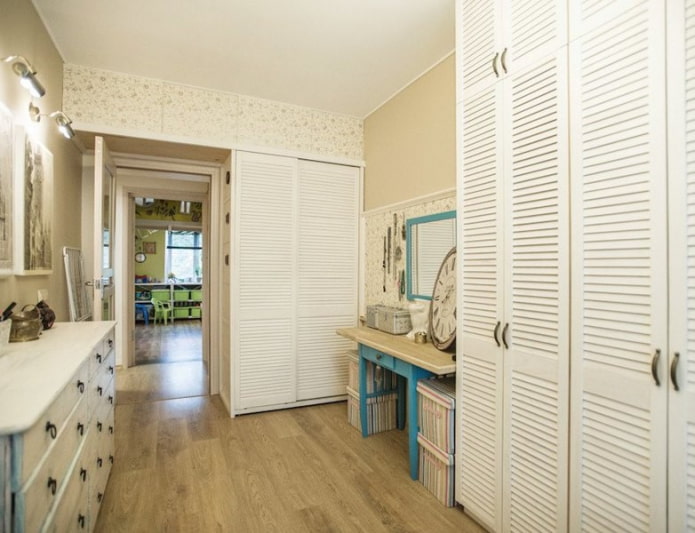 Portes d'armoire dans un dressing de style provençal