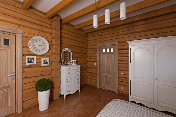 portes en bois dans la chambre de style provençal
