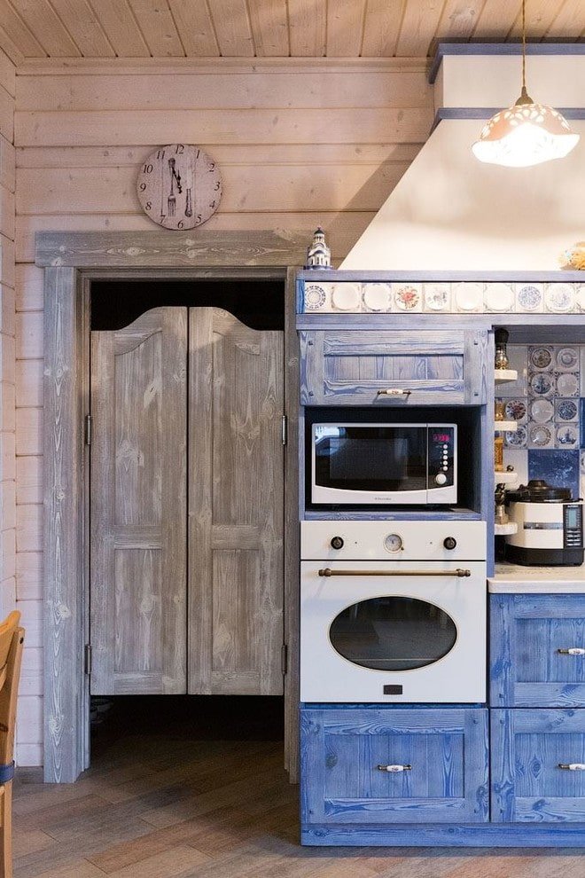 Portes d'armoire dans un dressing de style provençal