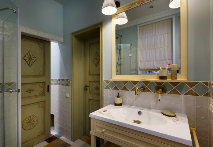 Portes à l'intérieur d'une salle de bain de style provençal