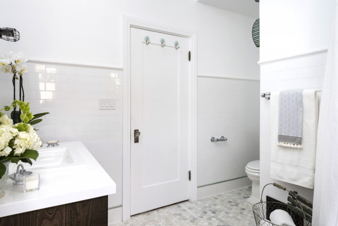 Salle de bain blanche avec porte