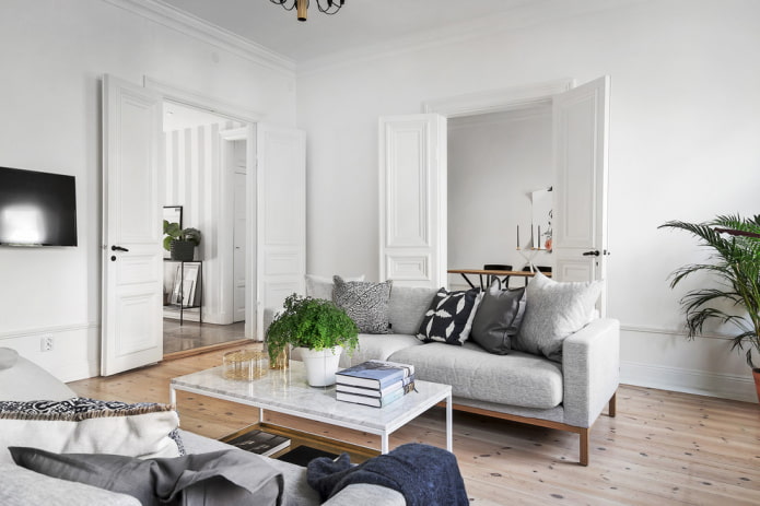 Portes à l'intérieur d'un salon traversant