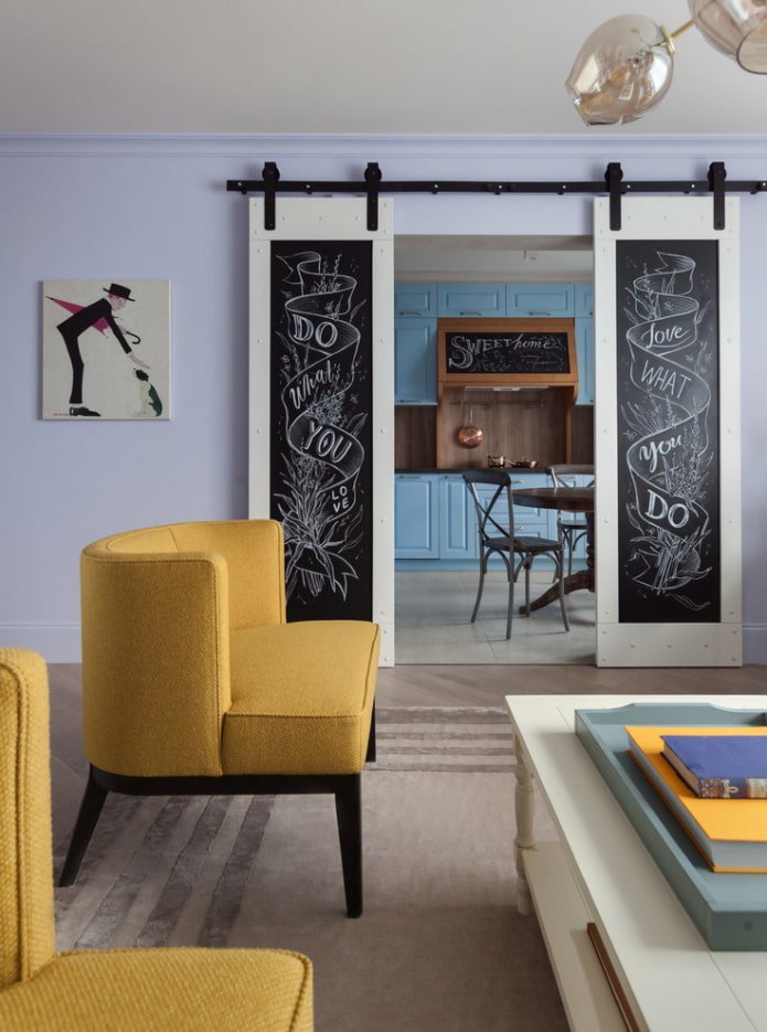 portes avec motifs dans l'intérieur du salon