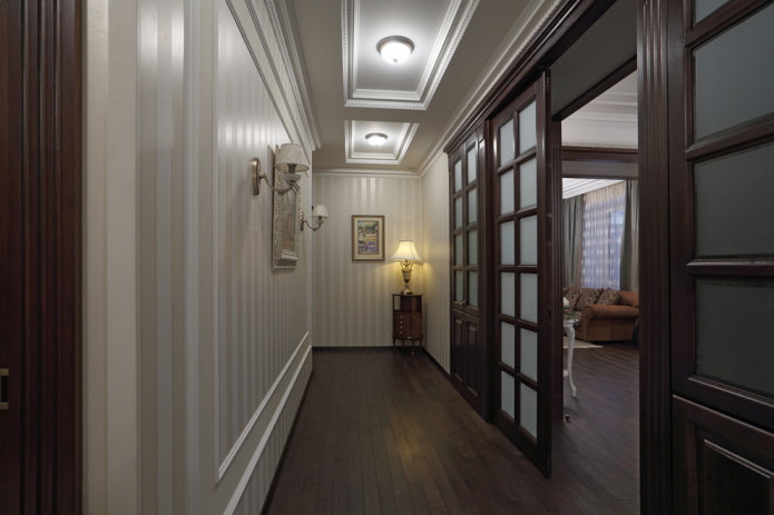 portes couleur wengé en combinaison avec du papier peint à l'intérieur