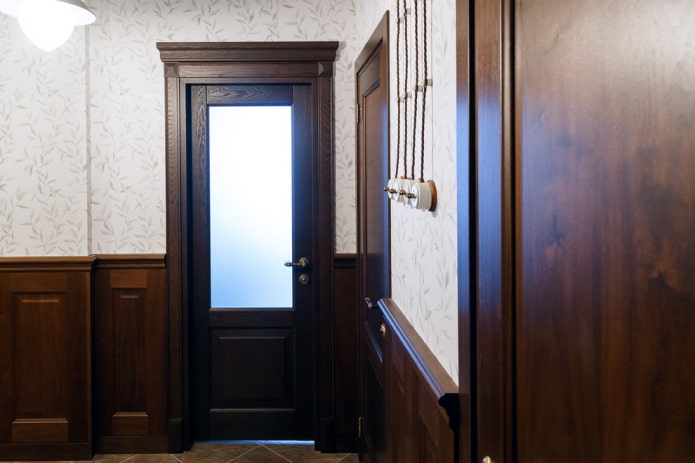 Portes couleur wengé combinées à du papier peint à l'intérieur