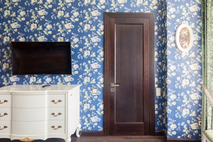 Portes couleur wengé combinées à du papier peint à l'intérieur