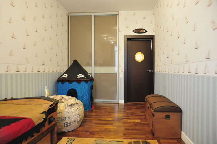 portes intérieures couleur wengé dans une chambre d'enfant