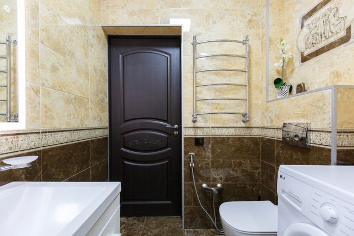 portes intérieures en wengé dans la salle de bain