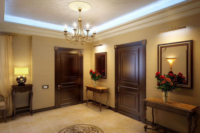 Portes couleur wengé dans le couloir de style classique