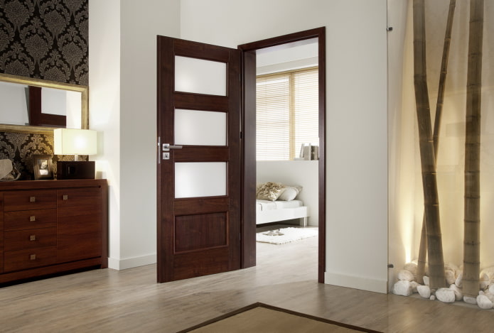 Portes couleur wengé en combinaison avec le sol à l'intérieur