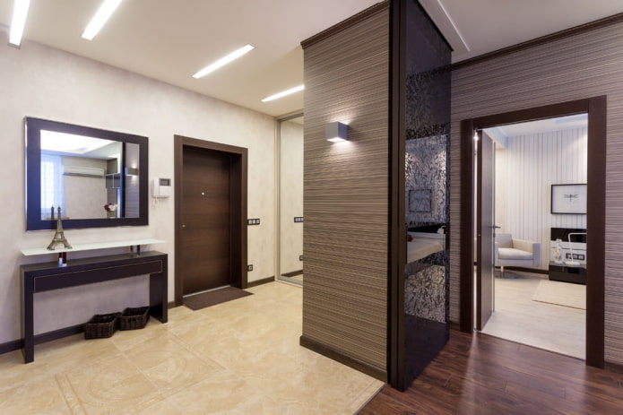 Portes couleur wengé combinées à une plinthe à l'intérieur