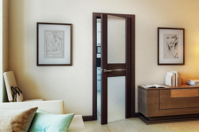 Portes couleur wengé en combinaison avec des meubles à l'intérieur