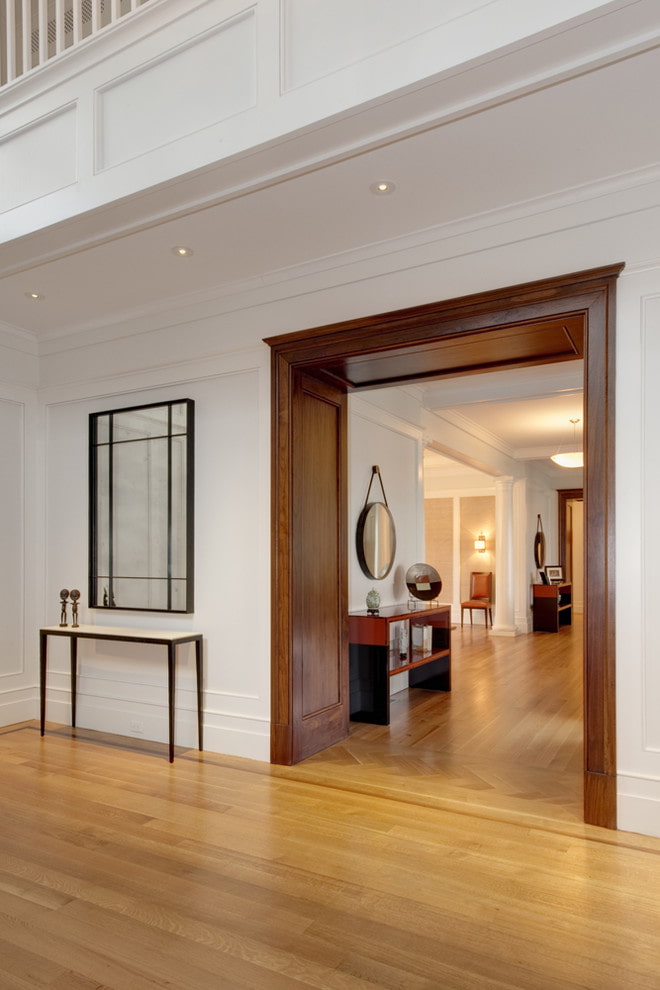 Passage de porte avec moulures et extensions