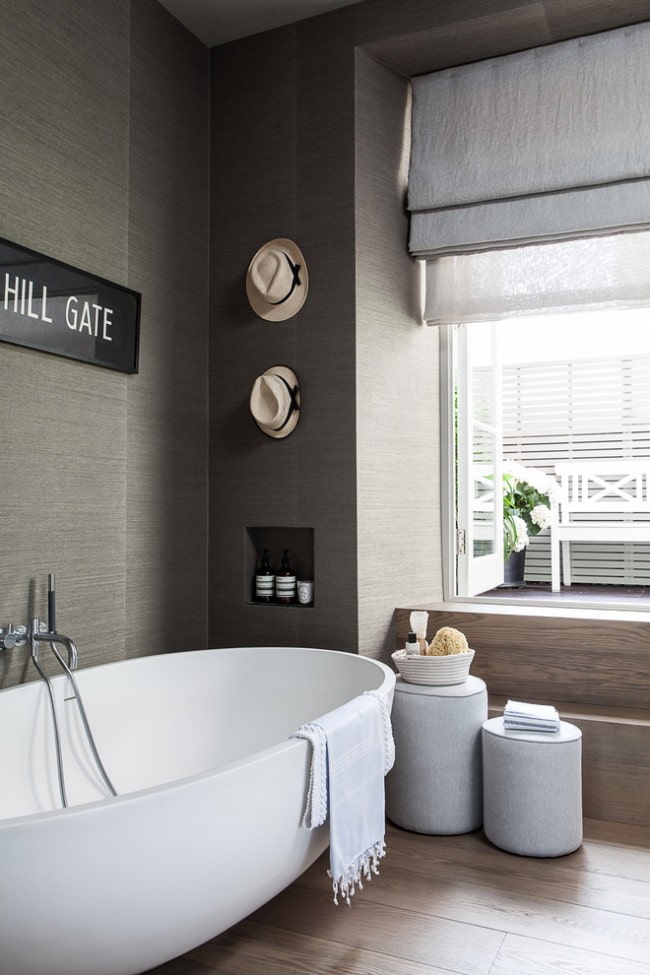 double store romain dans la salle de bain