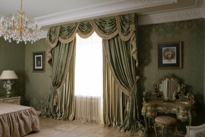 Doubles rideaux dans un intérieur classique