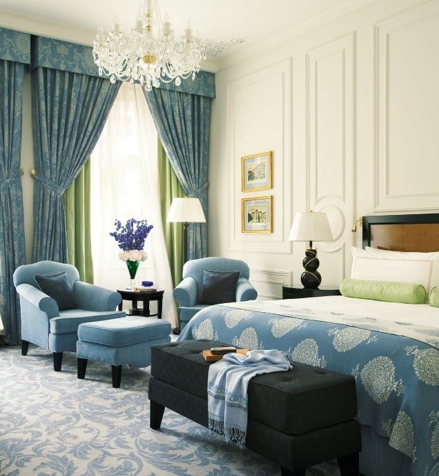 doubles rideaux dans la chambre