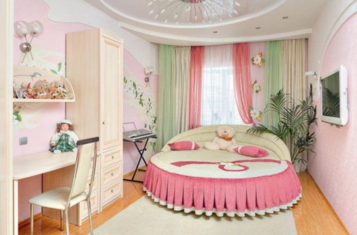 doubles rideaux dans une chambre d'enfant