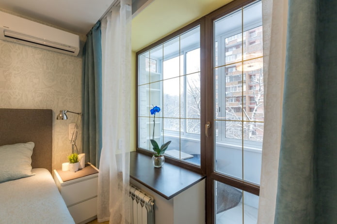 Chambre dans une pièce avec balcon