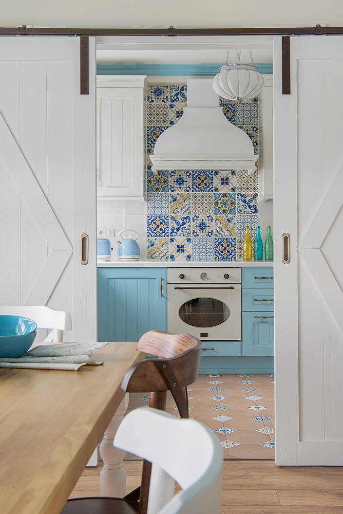 Cuisine bleue derrière les portes