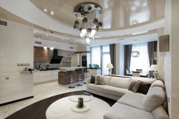 Plafond combiné dans le salon