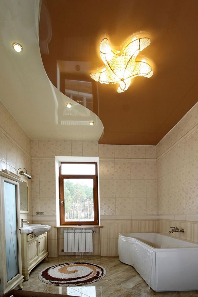 plafond bicolore dans l'intérieur de la salle de bain