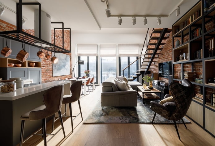 intérieur d'un grand appartement sur deux niveaux