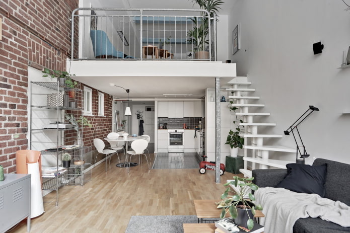 Intérieur d'un appartement de style loft sur deux niveaux