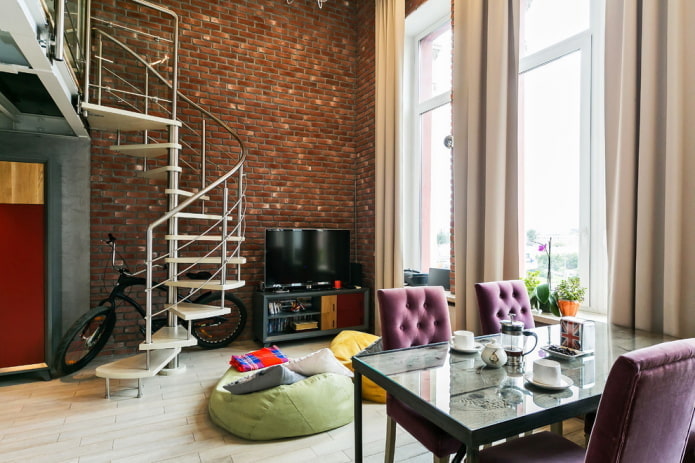 Intérieur d'un appartement de style loft sur deux niveaux
