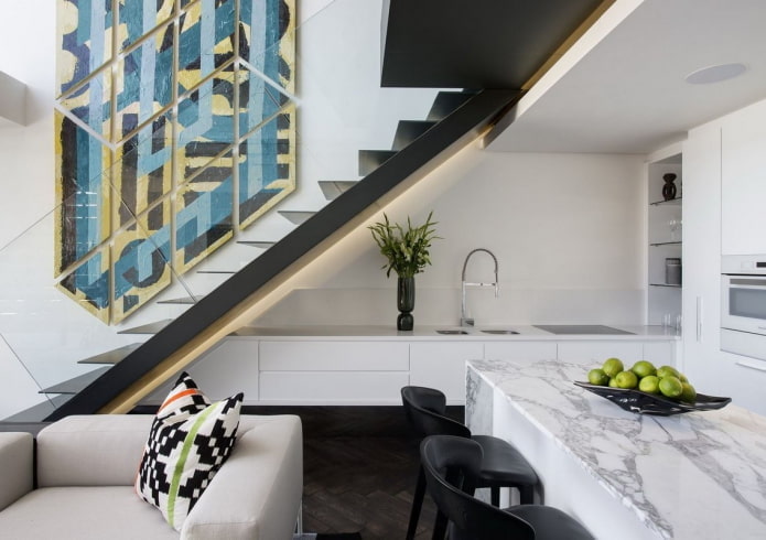 intérieur d'un petit appartement à deux niveaux