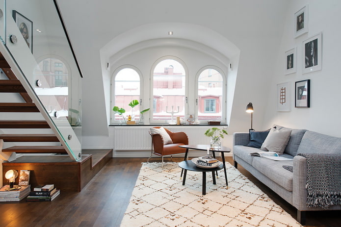 Intérieur d'un appartement à deux niveaux de style scandinave