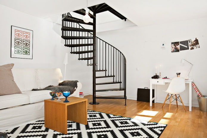 Intérieur d'un appartement à deux niveaux de style scandinave